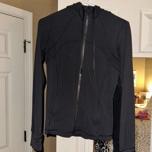 Lululemon defined hooded jacket Size 4 - Barley worn, perfect condition